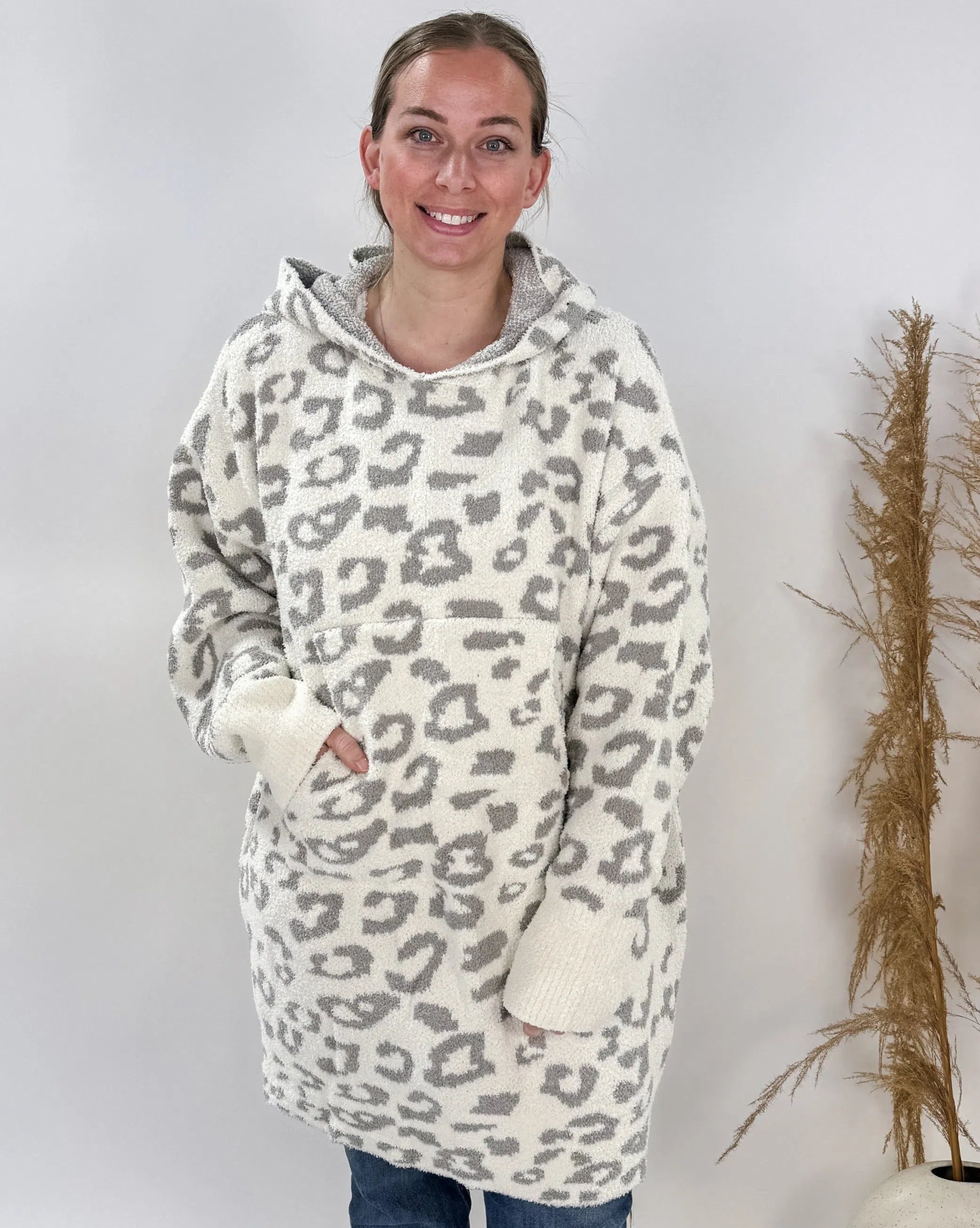 Men's robes with a two - tone design​Hooded Wearable Chenille Blanket w/ Front Pocket