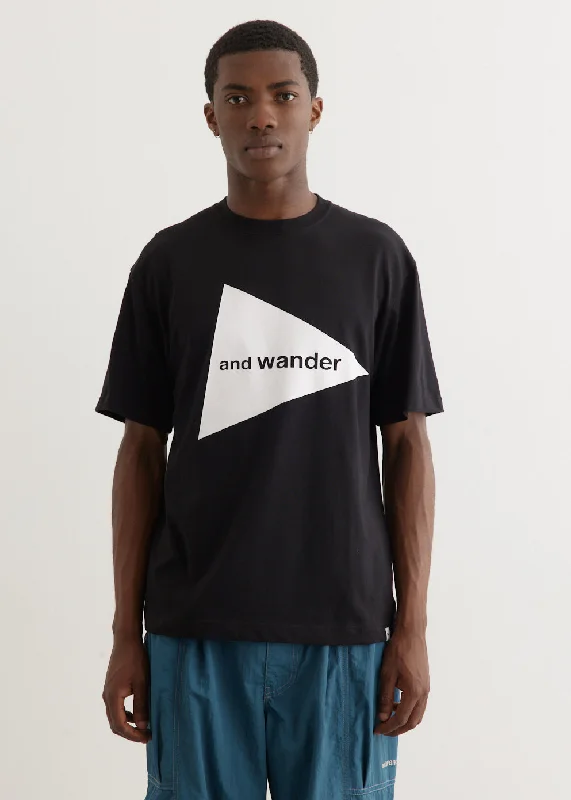 Men's short - sleeve linen t - shirts for summer beach outingsAnd Wander Logo Short Sleeve T-Shirt Men's short - sleeve linen t - shirts for summer beach outingsAnd Wander Logo Short Sleeve T-Shirt