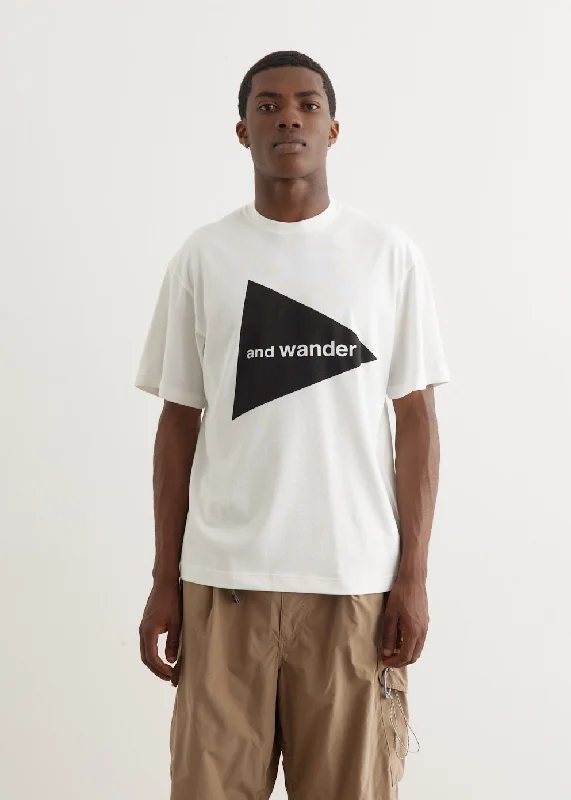 Men's organic cotton crew - neck t - shirts for everyday comfortAnd Wander Logo Short Sleeve T-Shirt Men's organic cotton crew - neck t - shirts for everyday comfortAnd Wander Logo Short Sleeve T-Shirt