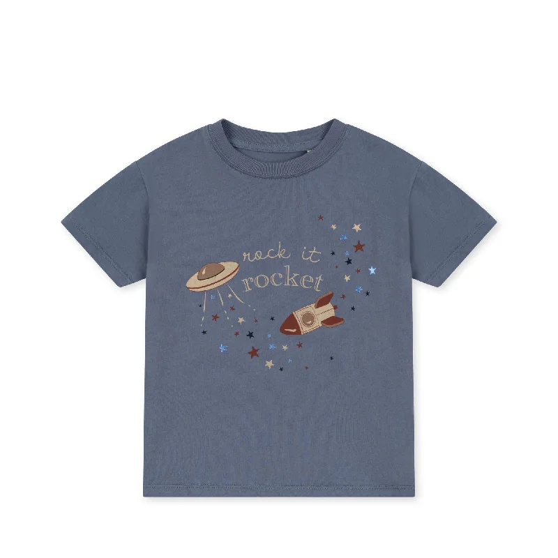 Men's short - sleeve linen t - shirts for summer beach outingsKonges Sløjd Famo Tee GOTS Flint Stone Men's short - sleeve linen t - shirts for summer beach outingsKonges Sløjd Famo Tee GOTS Flint Stone